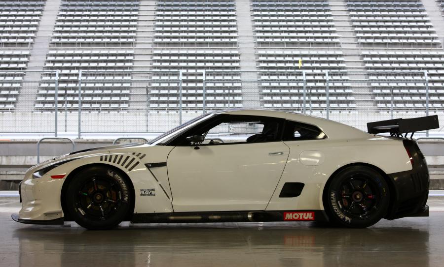  Nissan GT-R FIA GT1 2010 года  (фото 11 из 13)